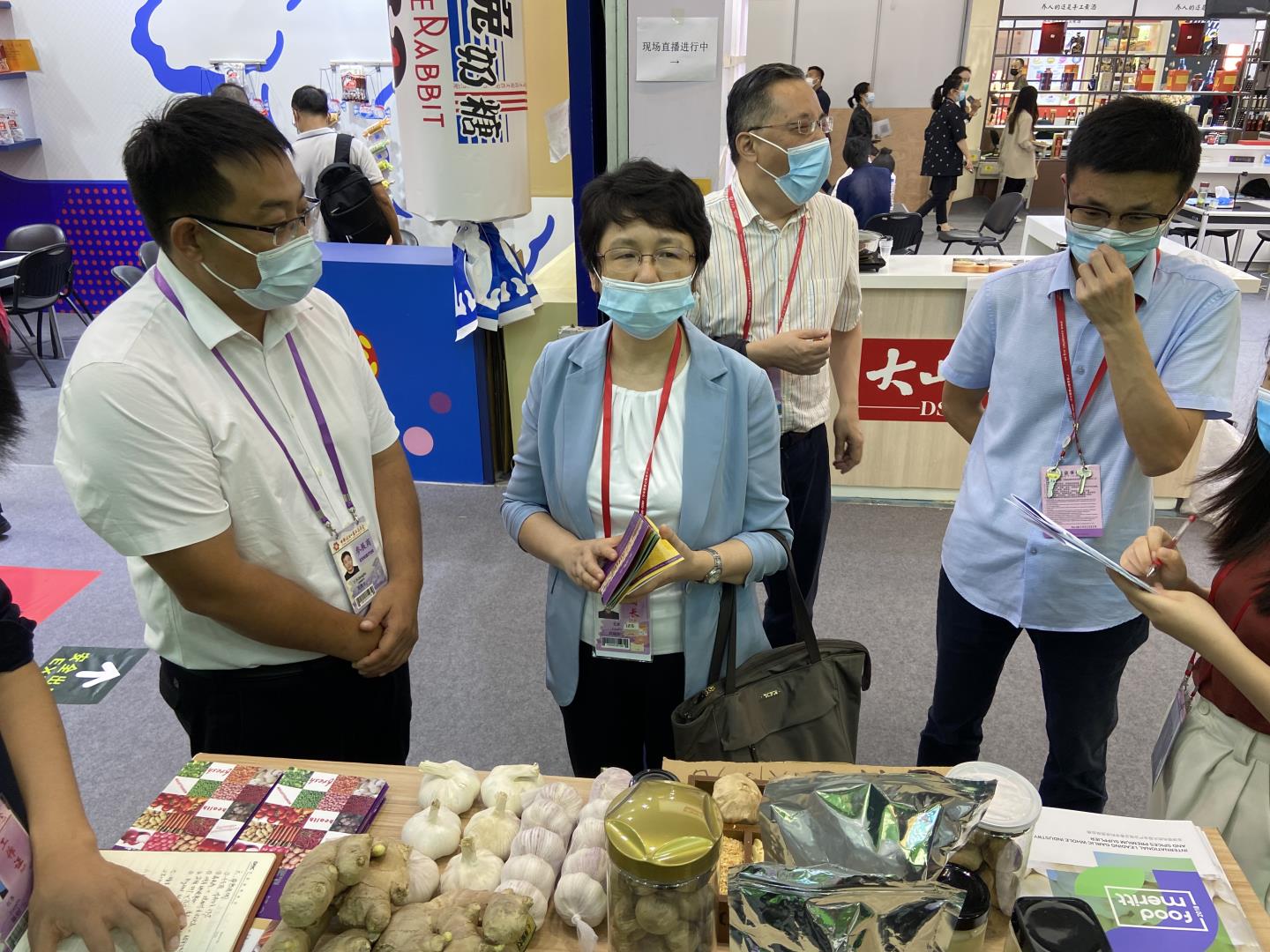 商務(wù)廳副廳長周曉陽來展位調(diào)研3.jpg